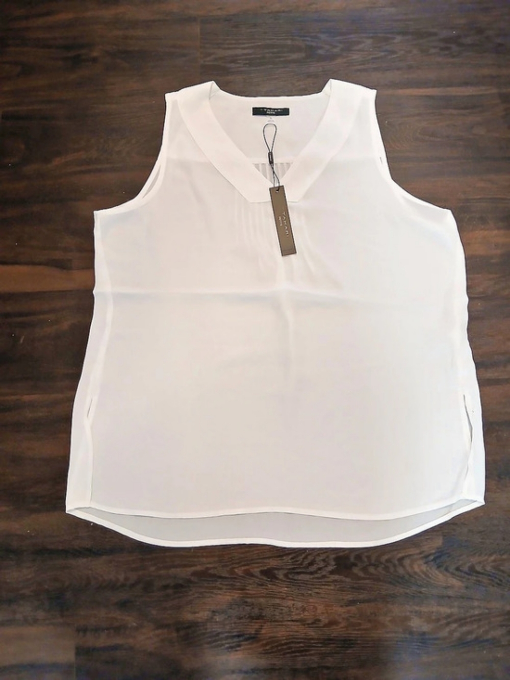 Tahari Petite sleeveless blouse Pleated V-Neck Sleeveless Top in White NWT